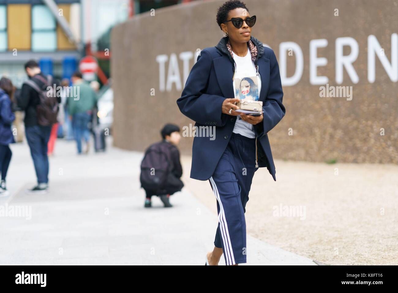Donna Wallace, accesorios editor en elle uk, caminando fuera de la  Christopher kane runway show durante la semana de la moda de Londres -  Septiembre 18, 2017 - Foto: pista Manhattan/gracia lunn ***