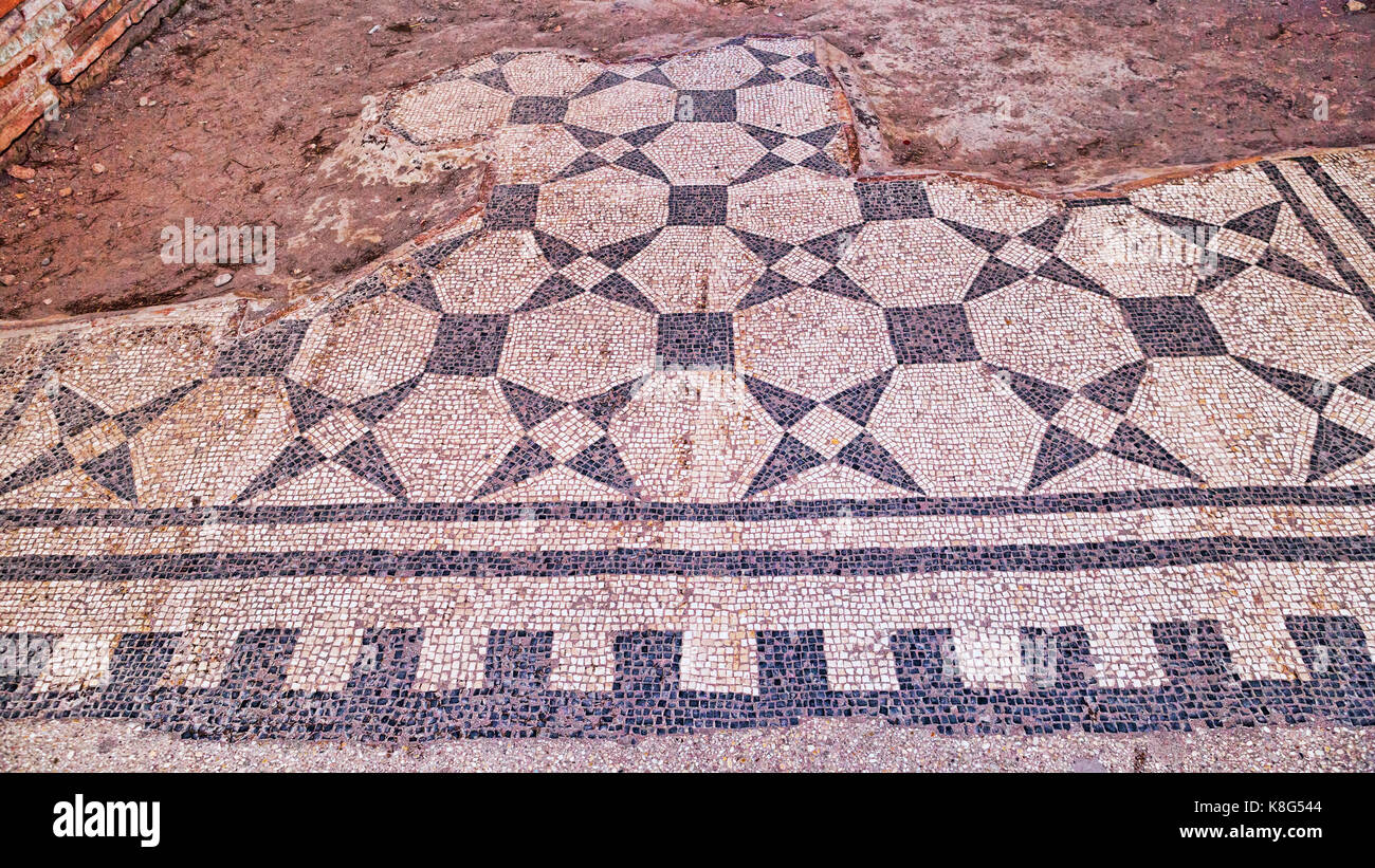 En el piso de mosaico del caseggiato termopolio - Ostia Antica , Roma - Italia Foto de stock