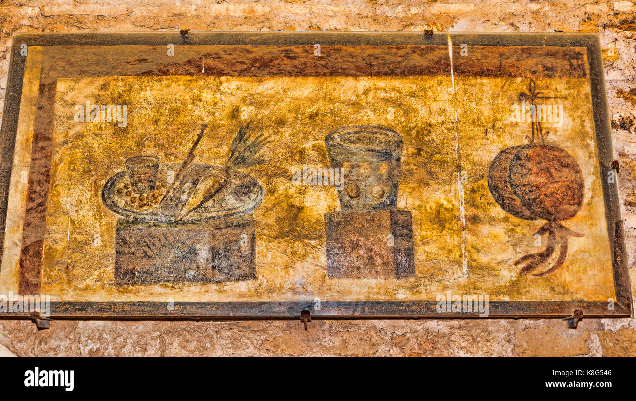 Interior del caseggiato del termopolio : Bodegón decorativo fresco - Ostia Antica - Roma, Italia Foto de stock