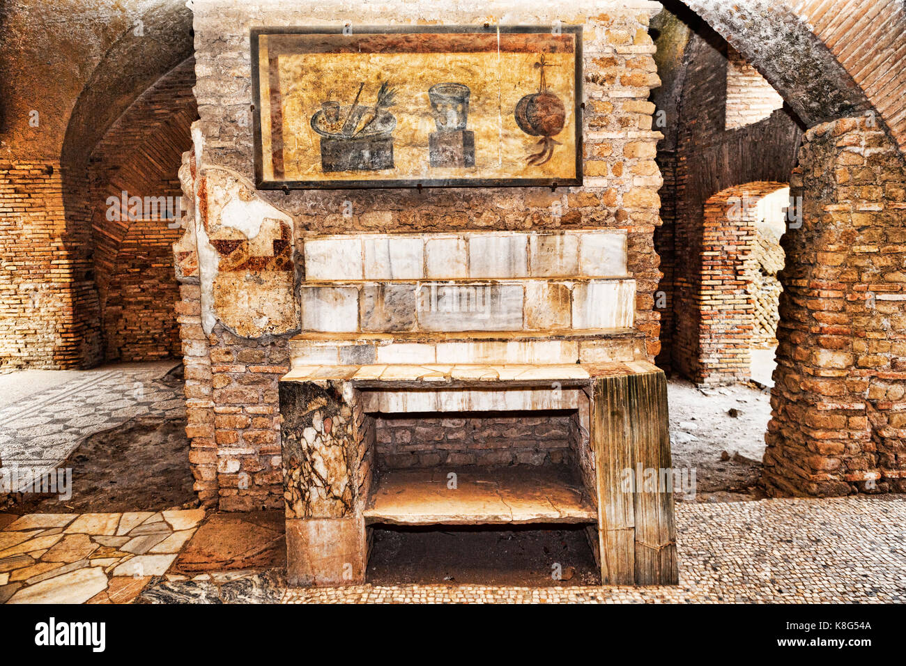 Interior del caseggiato del termopolio : estante de mármol coronada con still life decorativos frescos - Ostia Antica - Roma, Italia Foto de stock