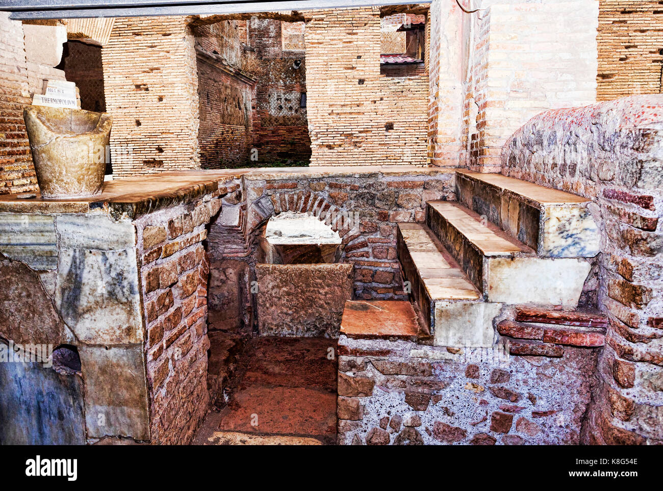 Interior del caseggiato del termopolio : encimera de mármol - Ostia Antica - Roma, Italia Foto de stock