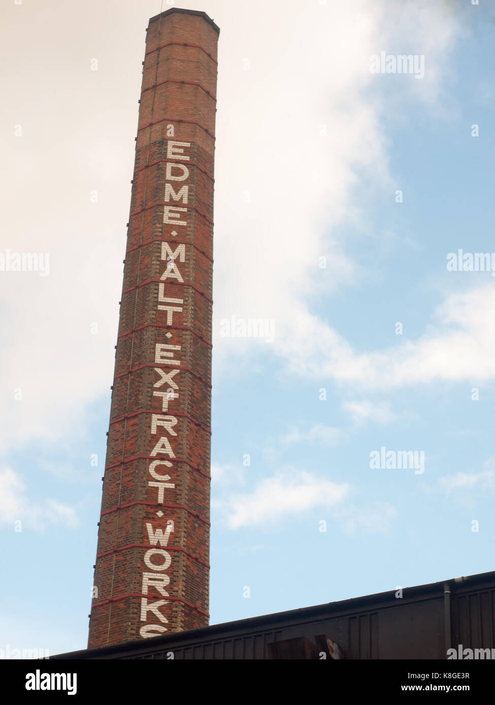 Fábrica de malta tower edificio de ladrillo de la industria fuera de sky Foto de stock