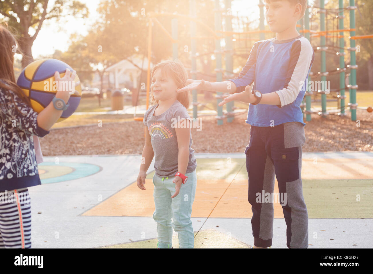 Los niños jugando en el patio de recreo Fotografía de stock Alamy