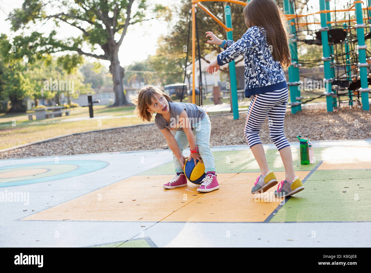 Los niños jugando en el patio de recreo Fotografía de stock Alamy