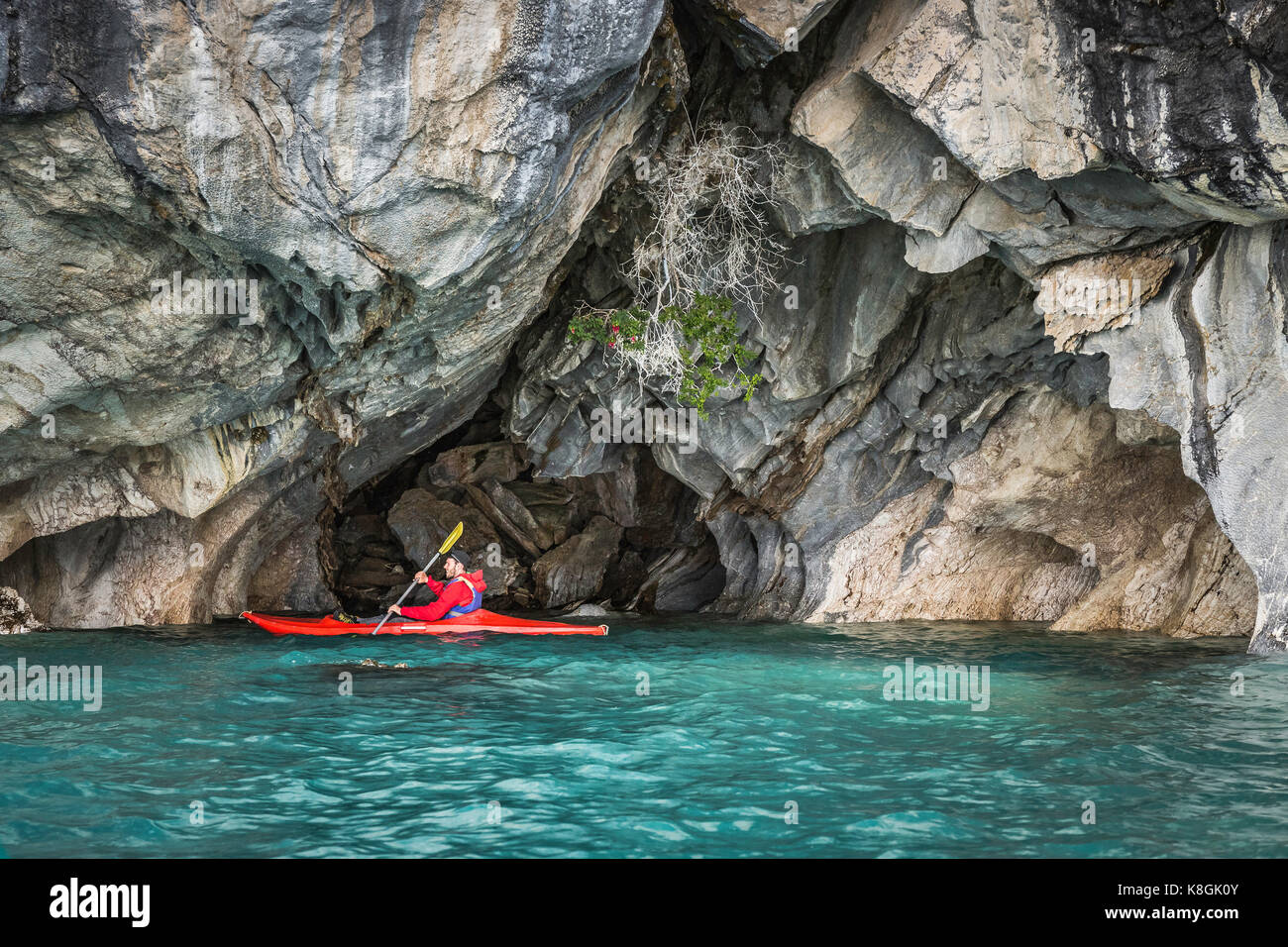 Hombre kayak alrededor de las cuevas de mármol, Puerto Tranquilo, Región de Aysén, Chile, Sudamérica Foto de stock
