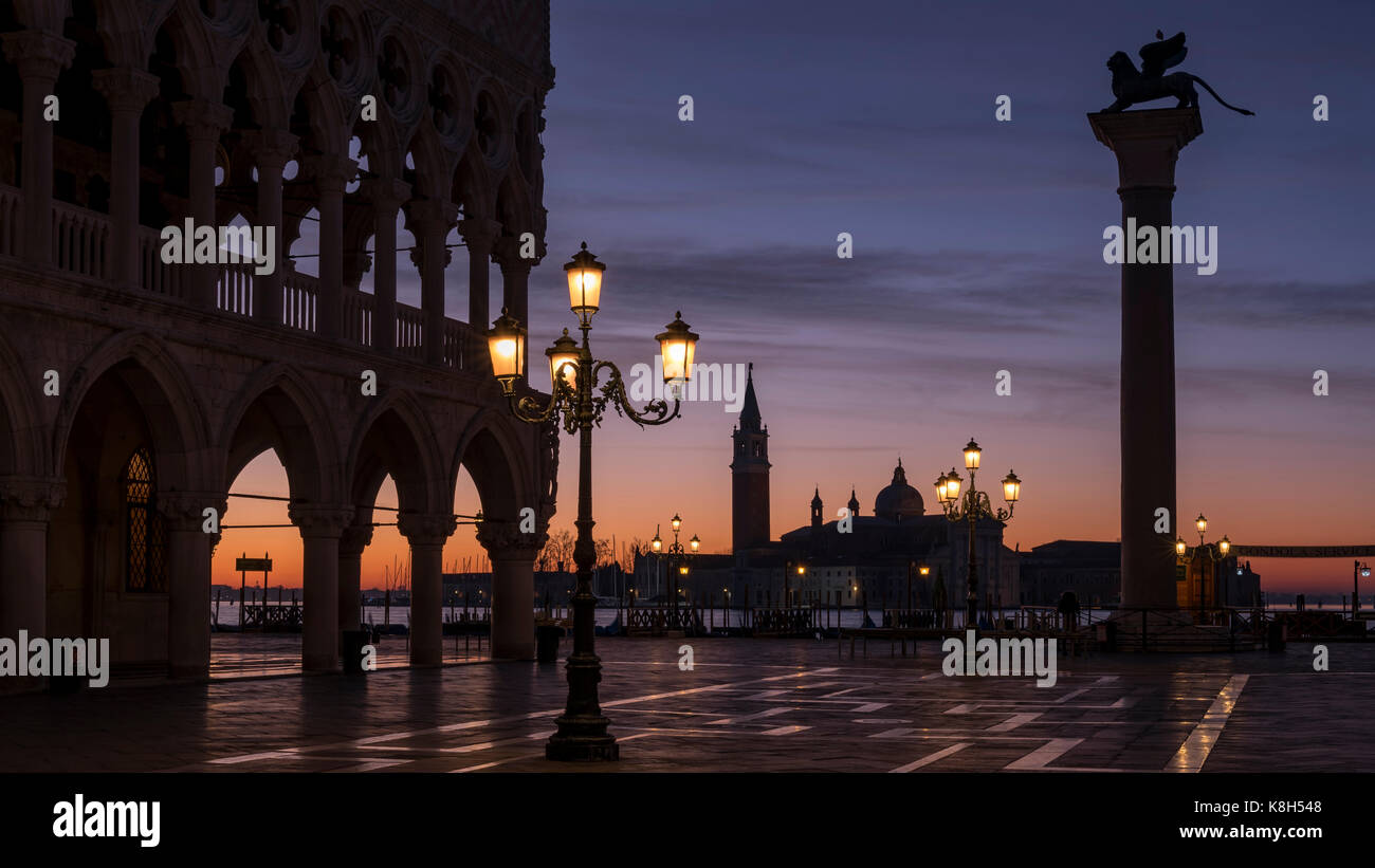 Amanecer en la plaza de San Marcos en Venecia Italia Foto de stock