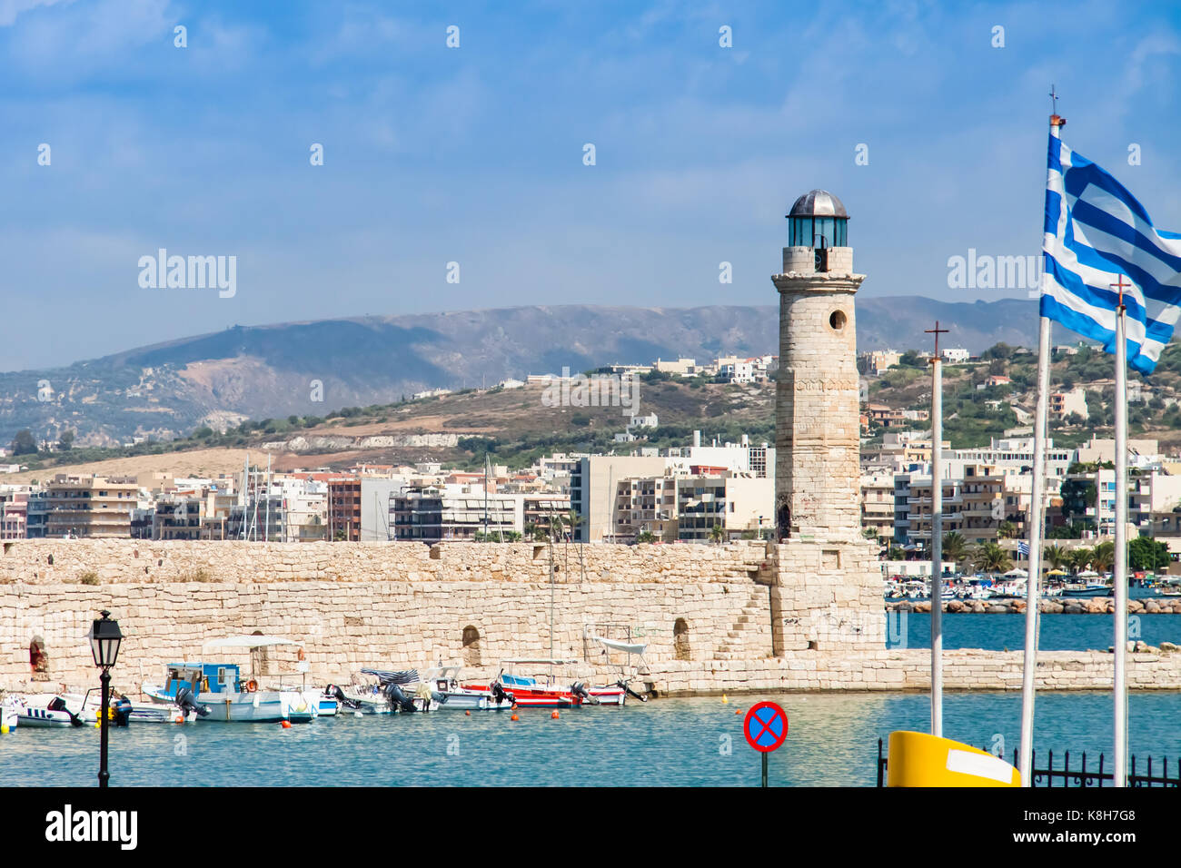 El faro del puerto veneciano de Rethymno y un pabellón de Grecia Foto de stock