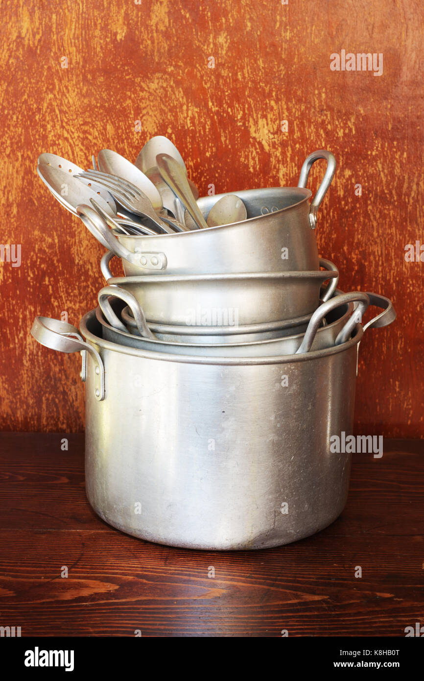 Antiguos utensilios de cocina de aluminio son sartenes, platos, cucharas,  gente Fotografía de stock - Alamy