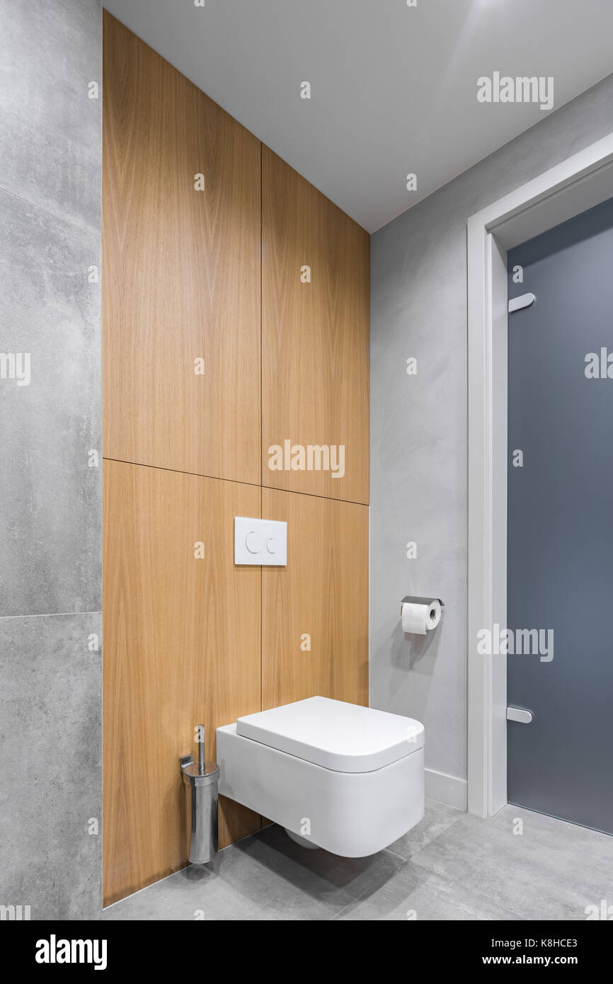 Cuarto de baño con wc blanco gris y azulejos modernos con detalles de madera  Fotografía de stock - Alamy