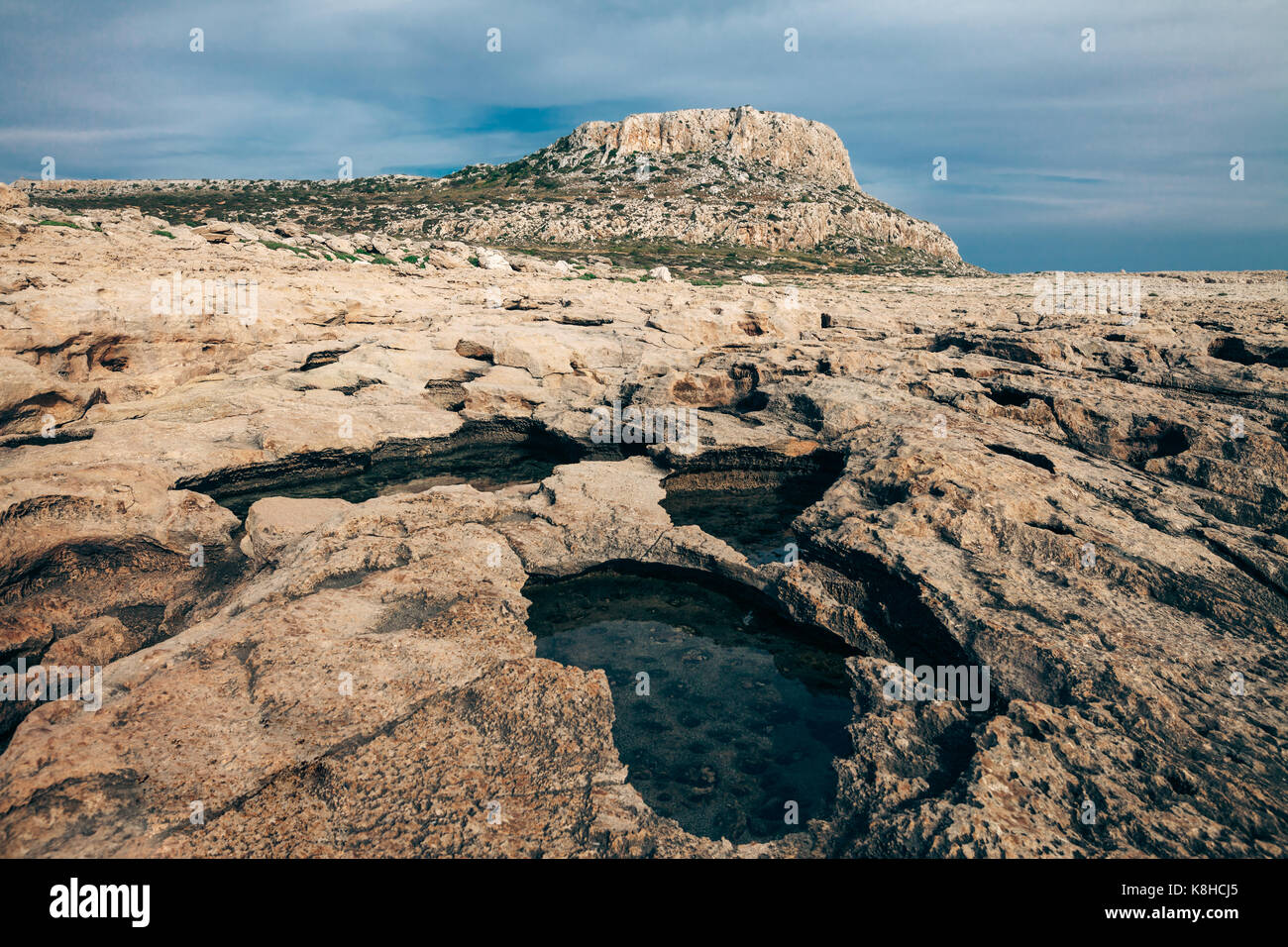 Hermoso paisaje de un desierto rocoso con montaña en Cape Greco, Chipre Foto de stock