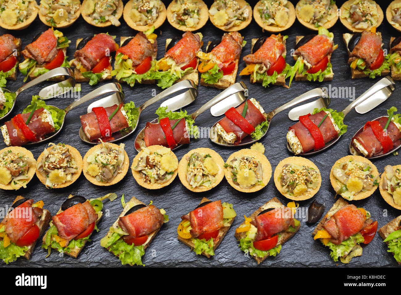 Aderezado decorativo moderno canapés servidos en parte Foto de stock