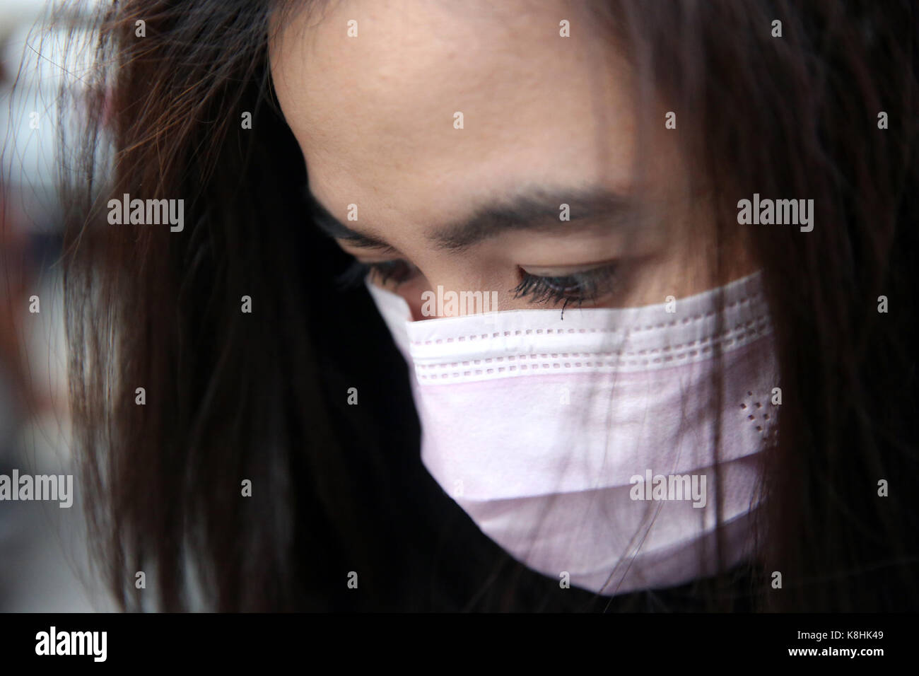 Mujer joven con máscara de protección en la cara. Ciudad ho chi minh. vietnam. Foto de stock