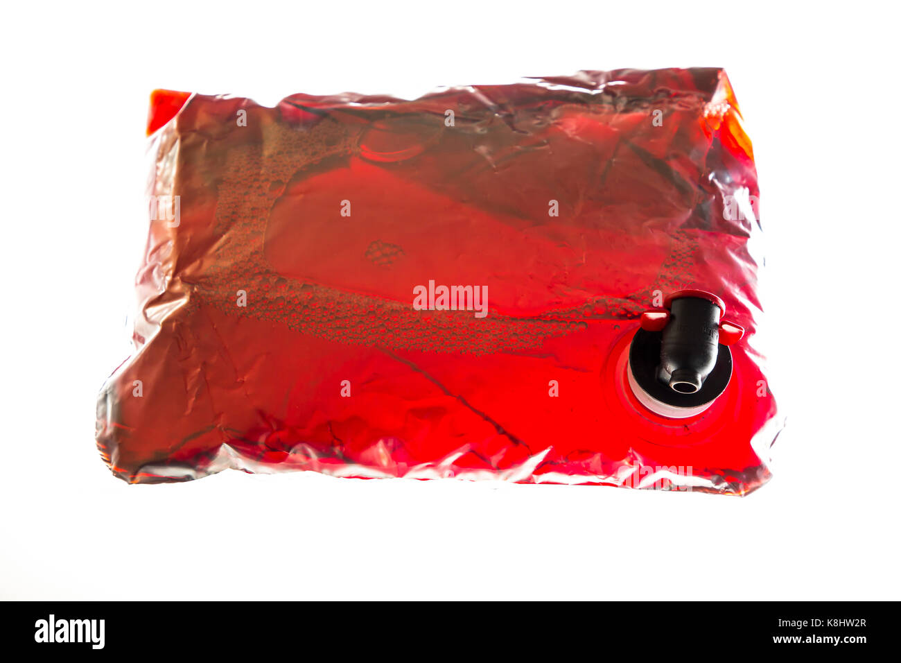 Pack de vino, una bolsa de plástico llena de vino tinto, el embalaje  conveniente, 5 litro de volumen, toque en el dispositivo Fotografía de  stock - Alamy