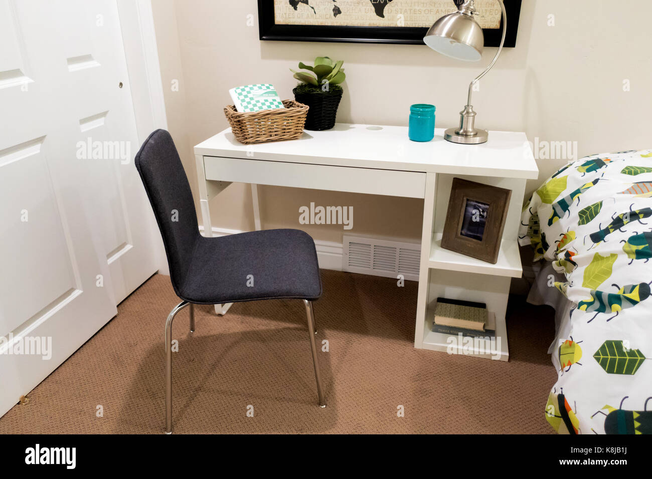 Un pequeño escritorio con una lámpara y una silla en un dormitorio  Fotografía de stock - Alamy