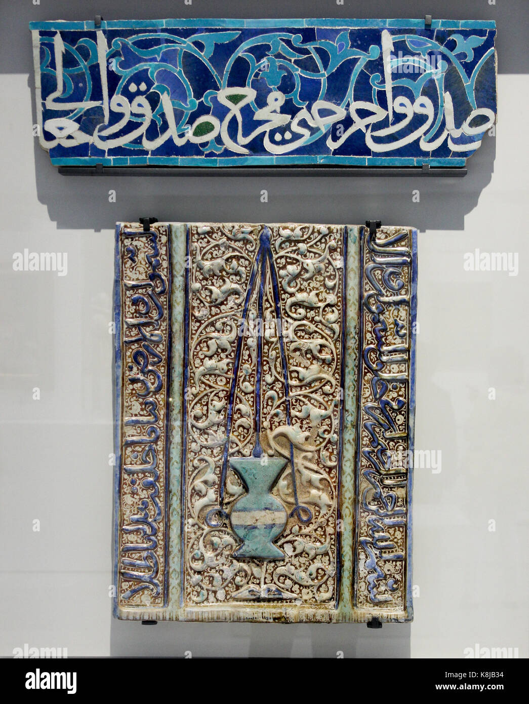 Elemento de un friso arquitectónico: Inscripción qu'ranic en letra árabe cursiva. Irán o Asia Central. Mosaico cerámico. 1375-1400 DC. Foto de stock