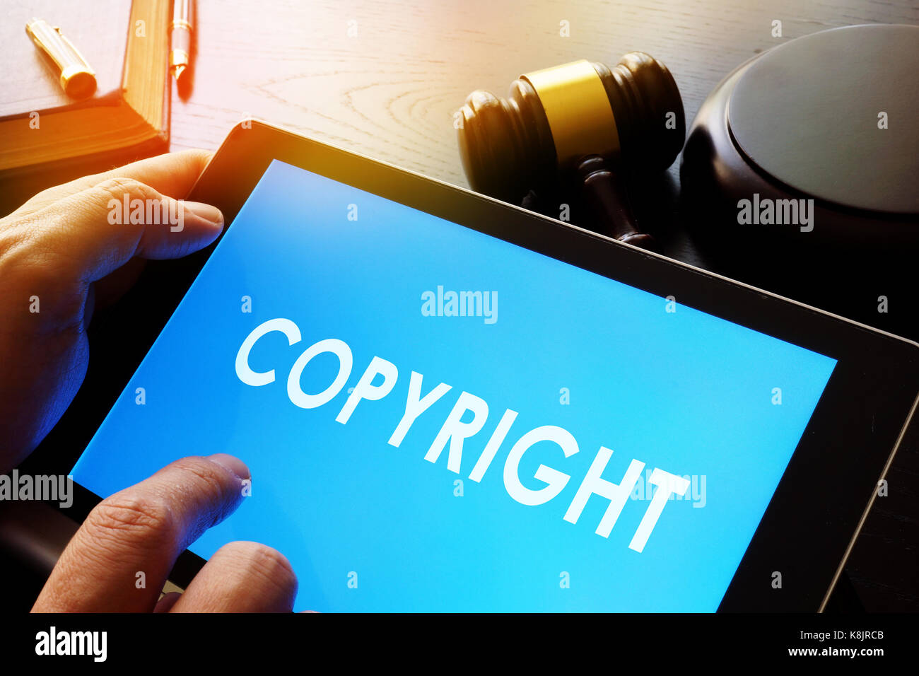 Juez leer acerca de los derechos de autor. El derecho de propiedad intelectual. Foto de stock