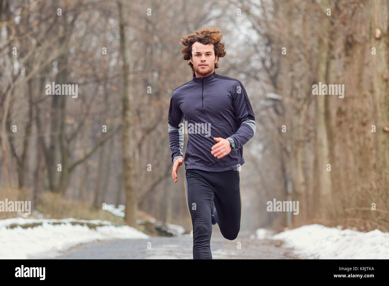 Un joven corredor corre en el parque. Foto de stock