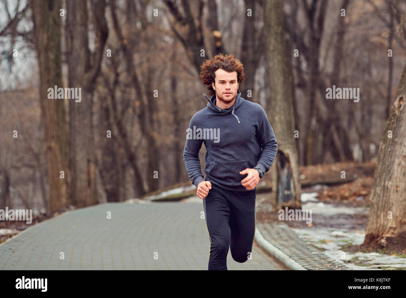 Un joven corredor corre en el parque. Foto de stock