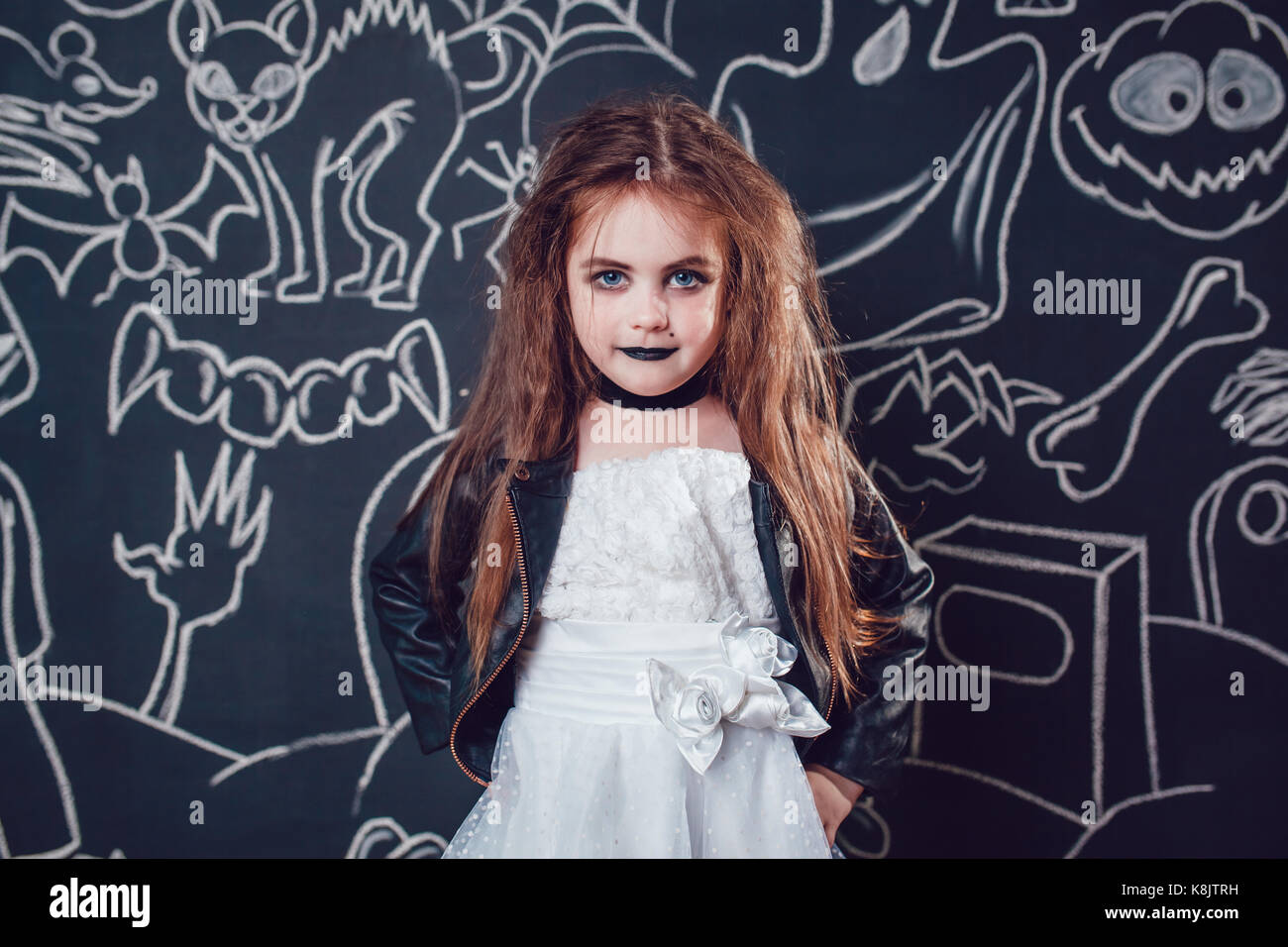 Chica en traje de novia de Chucky doll sobre fondo oscuro con ilustraciones  de Halloween Fotografía de stock - Alamy