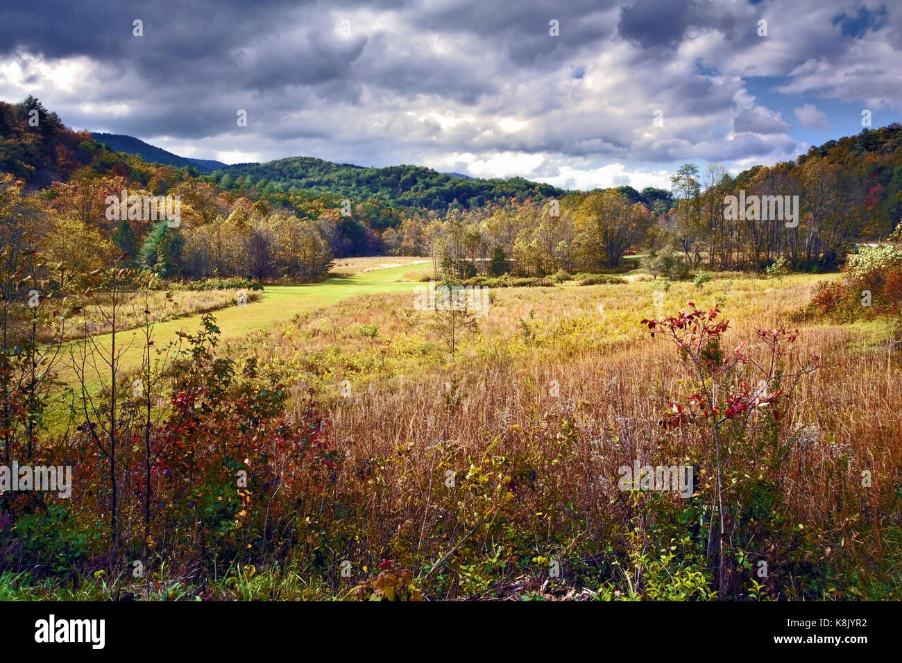Una vista de la colorida campiña de Hogpen Gap, Georgia, EE.UU. Durante la temporada de otoño Foto de stock