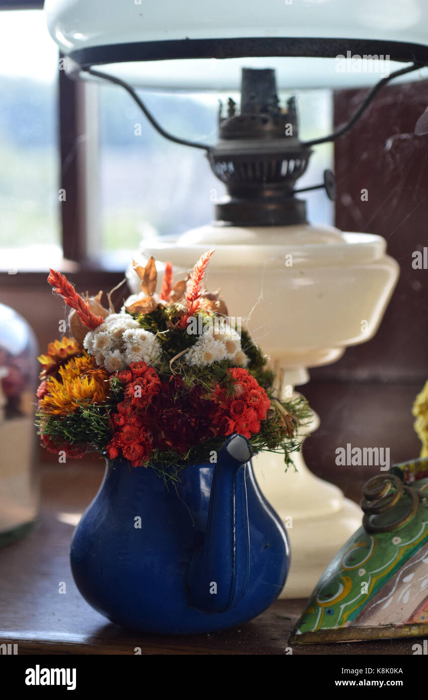Bodegón con luz ambiente lámpara, tulipanes y plato personalizado  Fotografía de stock - Alamy