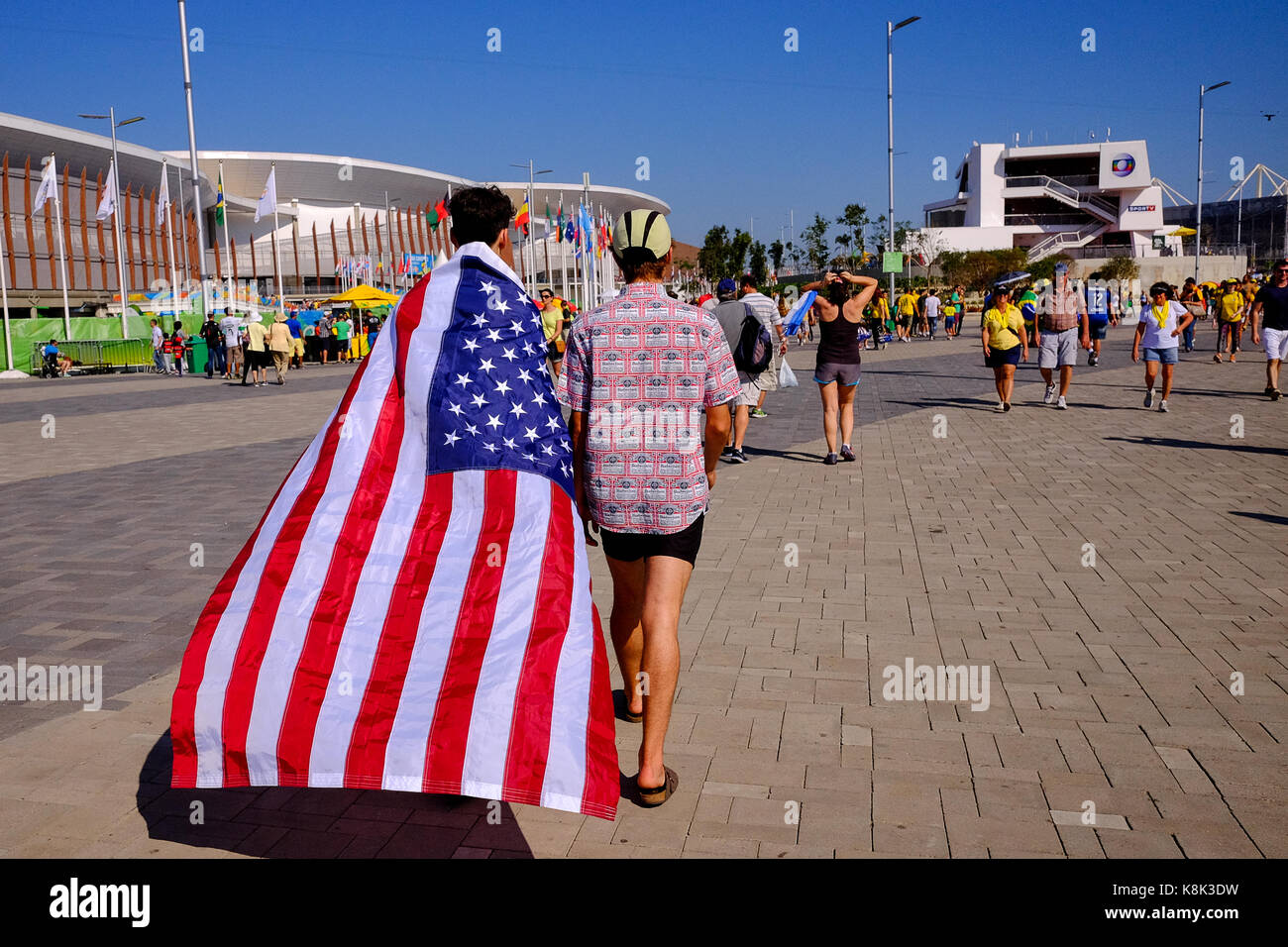 La gente en los Juegos Olímpicos de Río en 2016 cubrió con la bandera norteamericana, animando a América durante los juegos Foto de stock