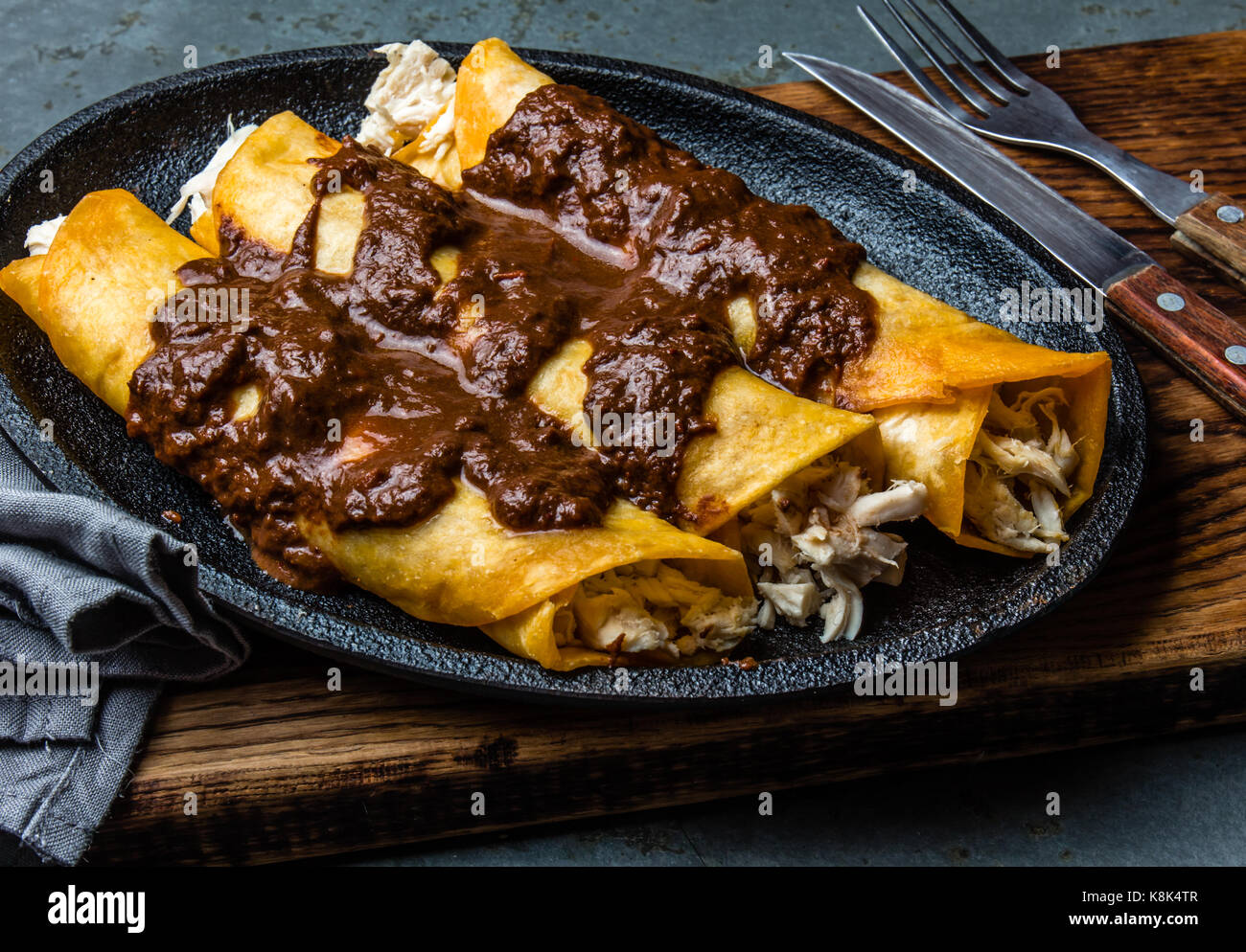 Cocina mexicana. Mexicanos tradicionales enchiladas de pollo con salsa