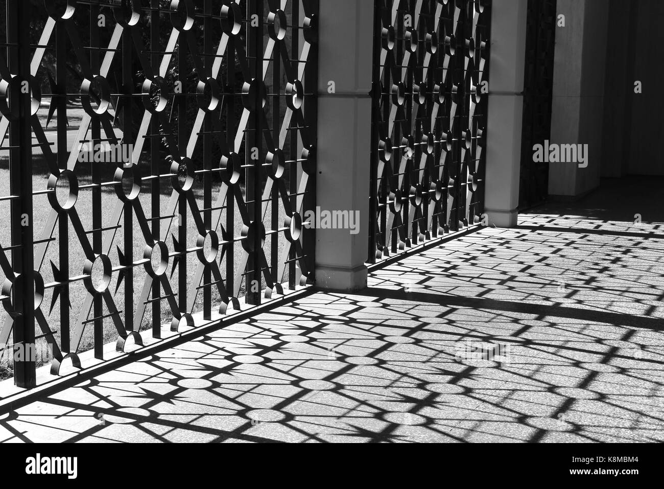 Horizontal de gran angular de alto contraste en blanco y negro rodada del cementerio puertas Foto de stock