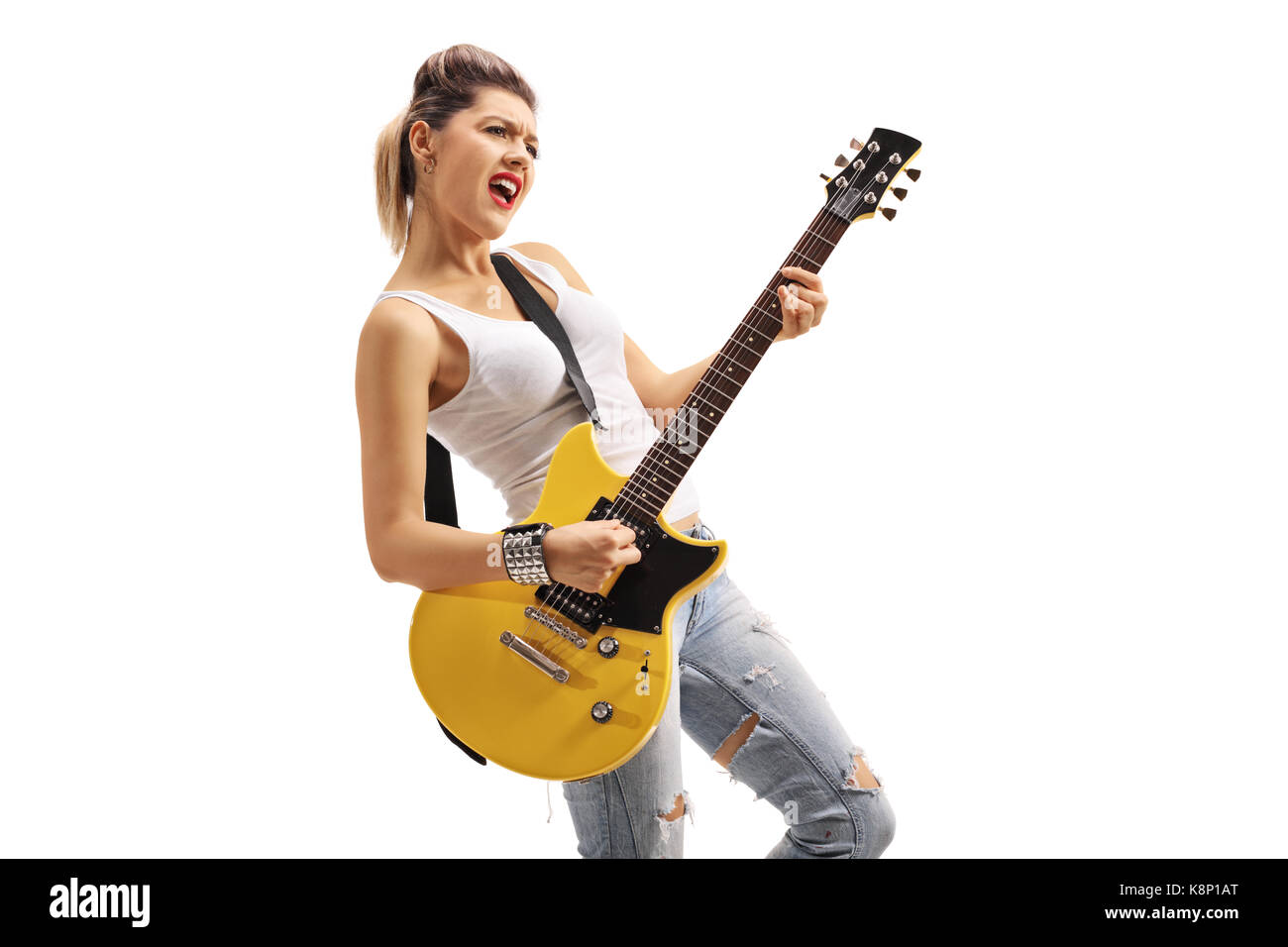 Chica punk tocando una guitarra eléctrica aislada sobre fondo blanco  Fotografía de stock - Alamy