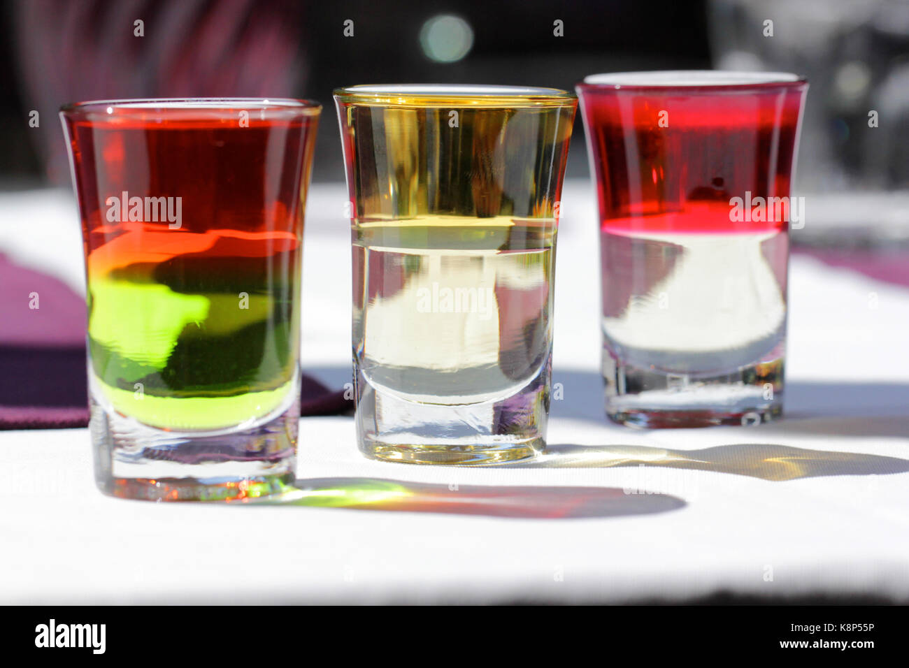 Tres tiros de capa, cócteles de vodka, Curacao teguila, granadina, menta  schnapps Fotografía de stock - Alamy