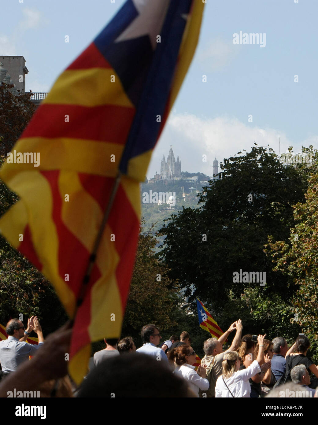 Barcelona, España. . 20 Sep, 2017. BARCELONA, Cataluña, España partidarios del referéndum por la independencia catalana celebrar una manifestación fuera del edificio del Consejo Económico en la Rambla de Catalunya, después de España la Guardia Civil, la policía había detenido a 14 funcionarios catalanes y asaltaron el gobierno regional de los ministerios involucrados en la organización de una independencia prohibido votar, prevista para el 1 de octubre de 2017. Crédito: Rich Bowen/Alamy Live News Foto de stock