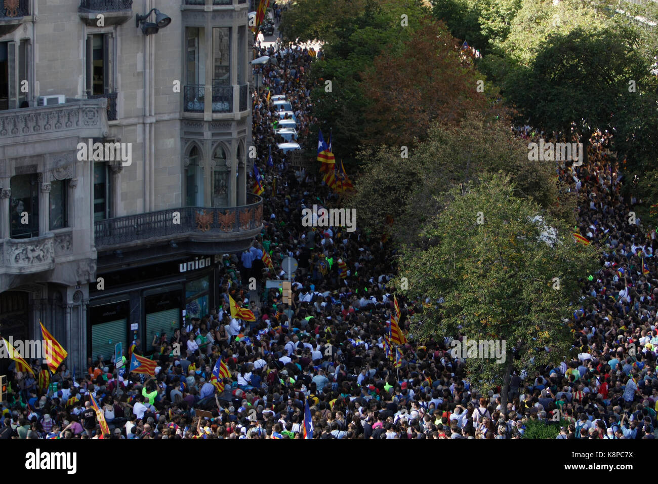 Barcelona, España. . 20 Sep, 2017. BARCELONA, Cataluña, España partidarios del referéndum por la independencia catalana celebrar una manifestación fuera del edificio del Consejo Económico en la Rambla de Catalunya, después de España la Guardia Civil, la policía había detenido a 14 funcionarios catalanes y asaltaron el gobierno regional de los ministerios involucrados en la organización de una independencia prohibido votar, prevista para el 1 de octubre de 2017. Crédito: Rich Bowen/Alamy Live News Foto de stock