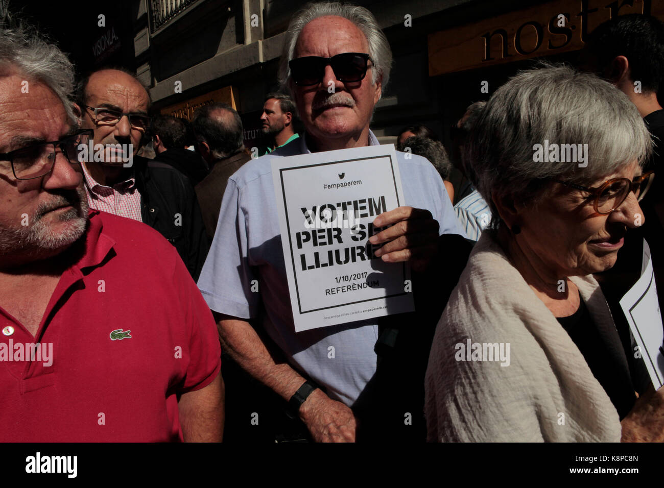 Barcelona, España. . 20 Sep, 2017. BARCELONA, Cataluña, España partidarios del referéndum por la independencia catalana celebrar una manifestación fuera del edificio del Consejo Económico en la Rambla de Catalunya, después de España la Guardia Civil, la policía había detenido a 14 funcionarios catalanes y asaltaron el gobierno regional de los ministerios involucrados en la organización de una independencia prohibido votar, prevista para el 1 de octubre de 2017. Crédito: Rich Bowen/Alamy Live News Foto de stock