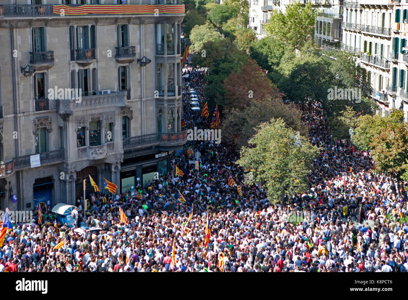 Barcelona, España. . 20 Sep, 2017. BARCELONA, Cataluña, España partidarios del referéndum por la independencia catalana celebrar una manifestación fuera del edificio del Consejo Económico en la Rambla de Catalunya, después de España la Guardia Civil, la policía había detenido a 14 funcionarios catalanes y asaltaron el gobierno regional de los ministerios involucrados en la organización de una independencia prohibido votar, prevista para el 1 de octubre de 2017. Crédito: Rich Bowen/Alamy Live News Foto de stock