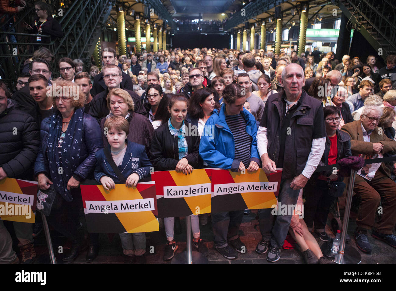 Hamburgo, Alemania. 20 sep, 2017. Los partidarios sostienen carteles en favor de la canciller alemana y jefe del partido de la Unión Democrática Cristiana (CDU), Angela Merkel, antes del comienzo de un evento de campaña electoral en Hamburgo el 19 de septiembre de 2017. El canciller, actualmente en su tercer mandato, mantuvo una consistente ventaja en las encuestas públicas durante el período de campaña y esperaba ganar la votación general el día de las elecciones- el 24 de septiembre. Crédito: Omer messinger/zuma alambre/alamy live news Foto de stock