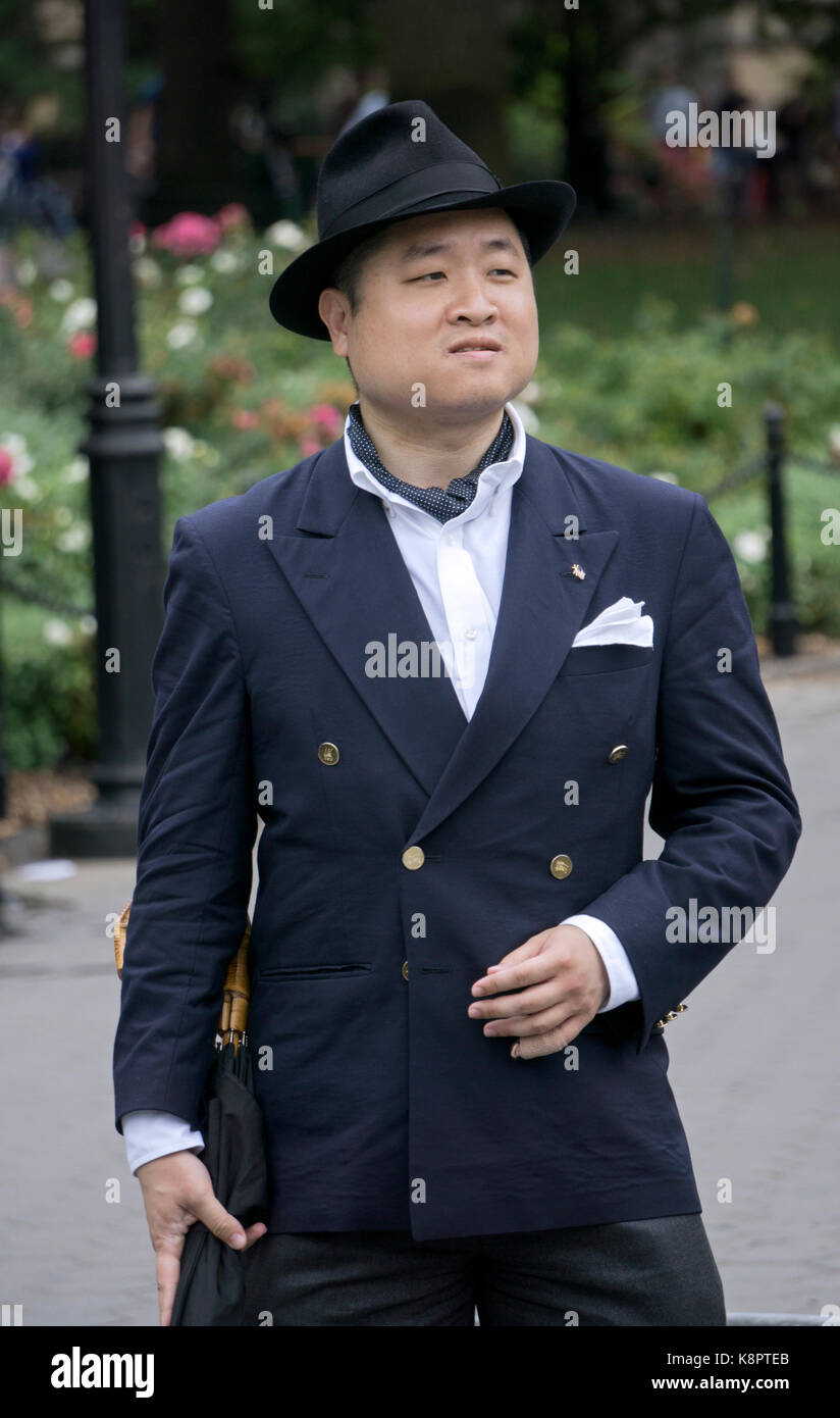 Muy pulcro hombre asiático con un sombrero de copa, Ascot, chaqueta  deportiva y pañuelo de bolsillo en Washington Square Park de Greewich  Village, Ciudad de Nueva York Fotografía de stock - Alamy