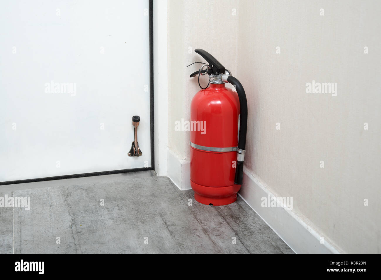 Extintores de incendio en la puerta de casa. Foto de stock