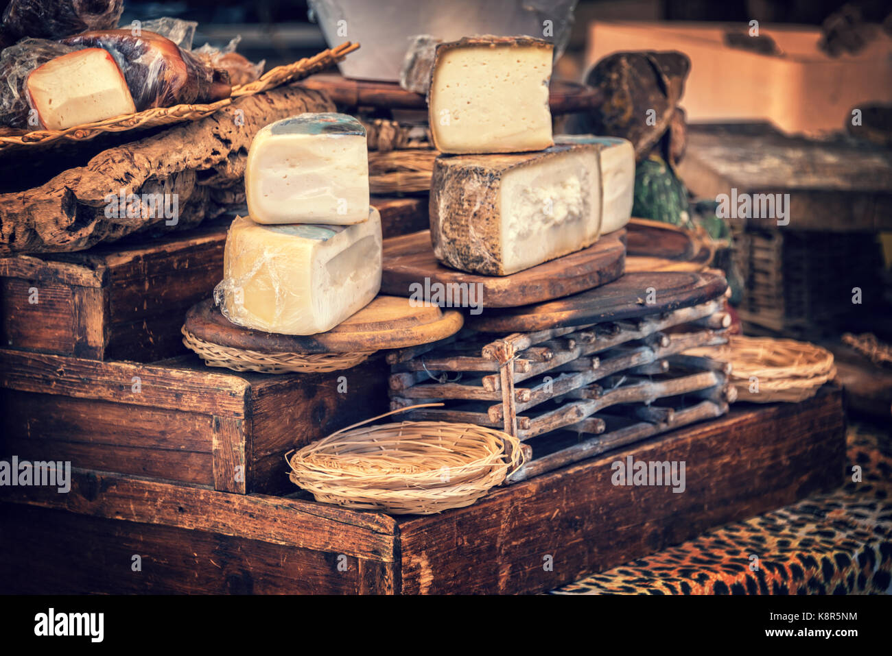 Queso pecorino italiano en un rústico de madera mostrar Foto de stock