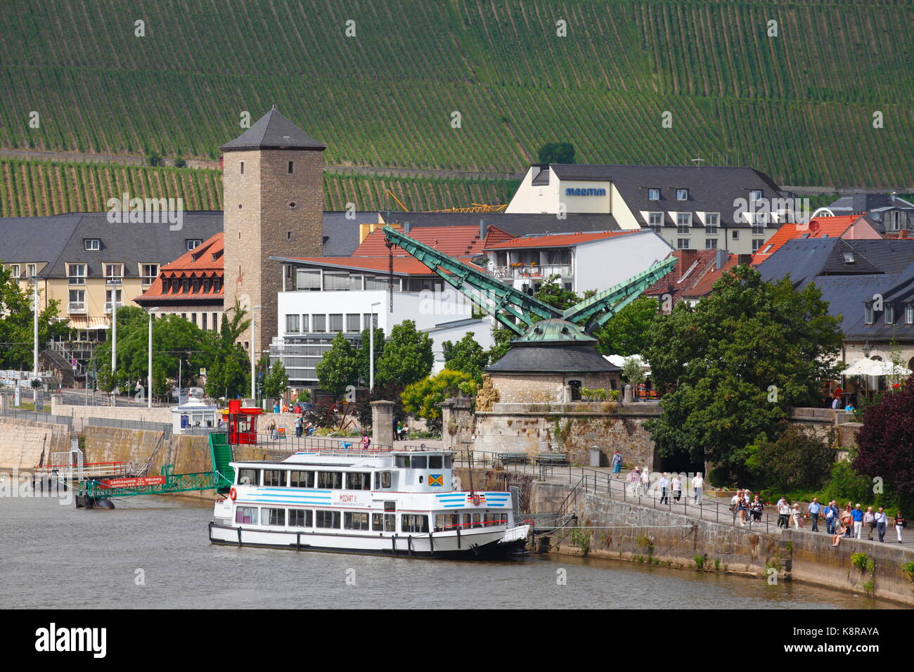 Alter Kranen, Old Crane and River Main, Würzburg, Baja Franconia, Baviera, Alemania, Europa I Altes Schir Weingut Juliusspital , Würzburg ,Unterf Foto de stock