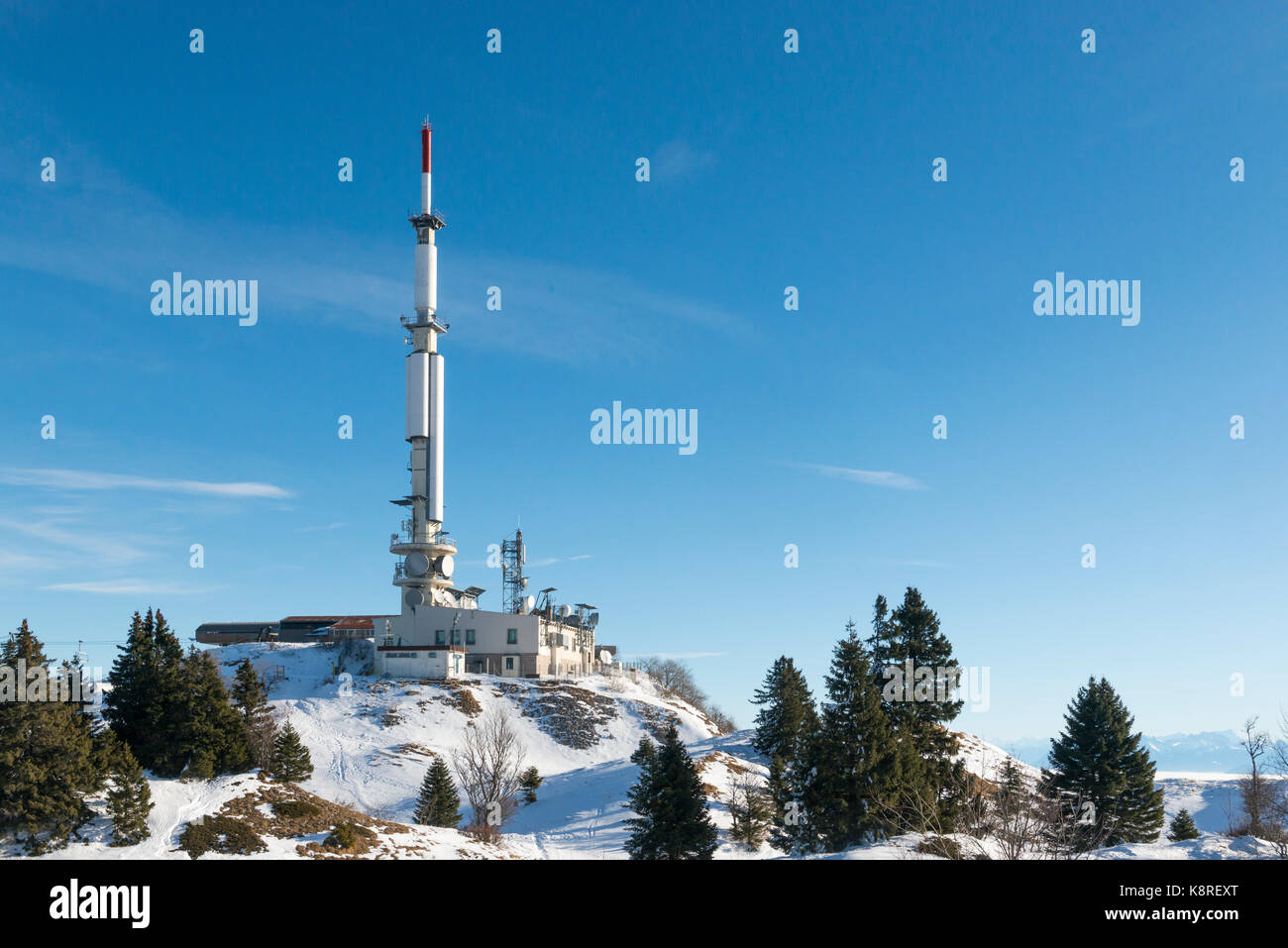 Transmisor de televisión en el petit mont rond cumbre, Jura, Francia Foto de stock