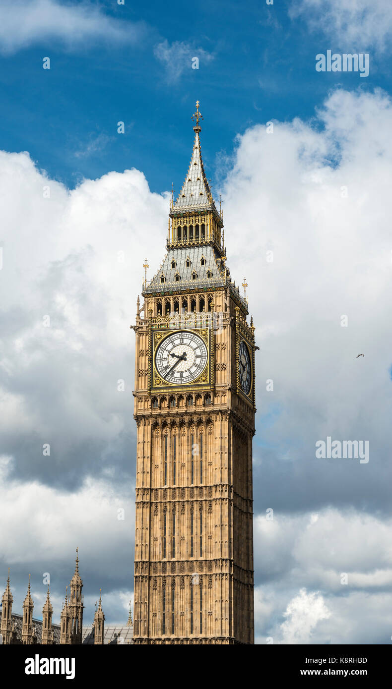 Campanario del Big Ben en frente de un cielo nublado, Londres, Inglaterra, Gran Bretaña Foto de stock