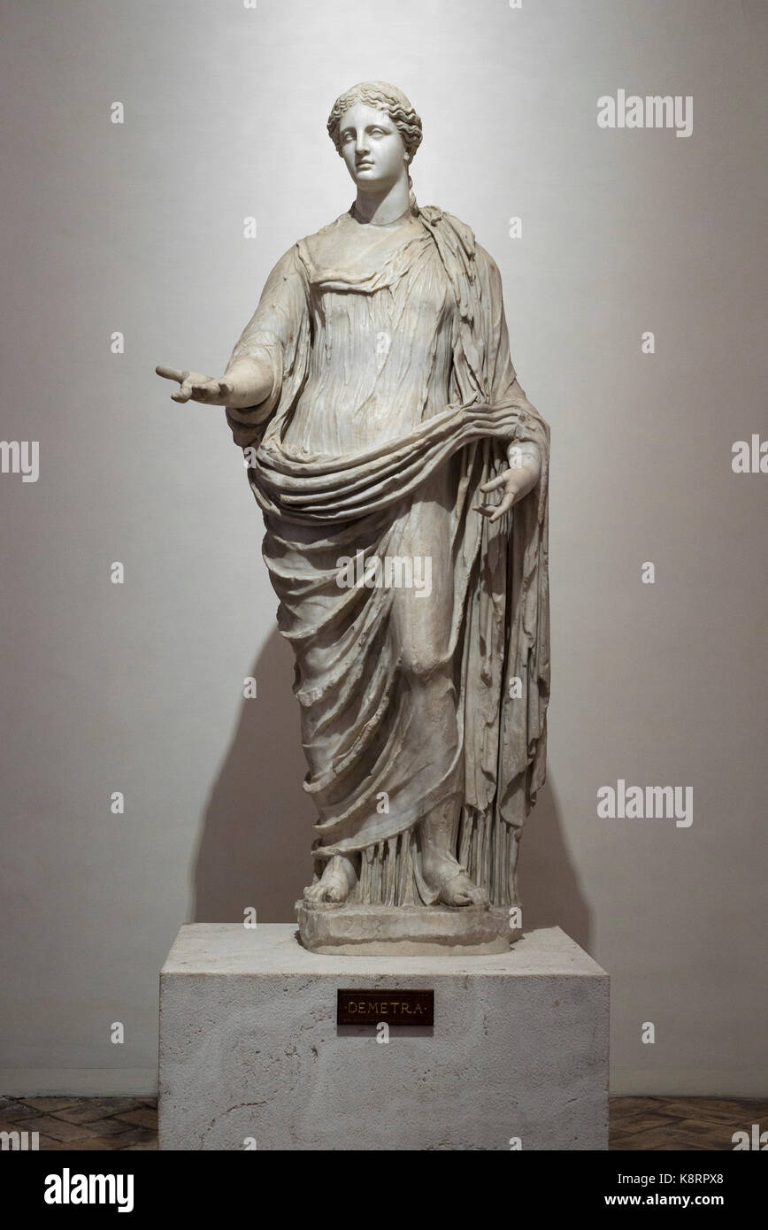 Roma. Italia. 2do siglo A.D. estatua de Deméter, la diosa de la cosecha, el pensamiento que se basa en un original griego del siglo 5 A.C. Palazzo Foto de stock