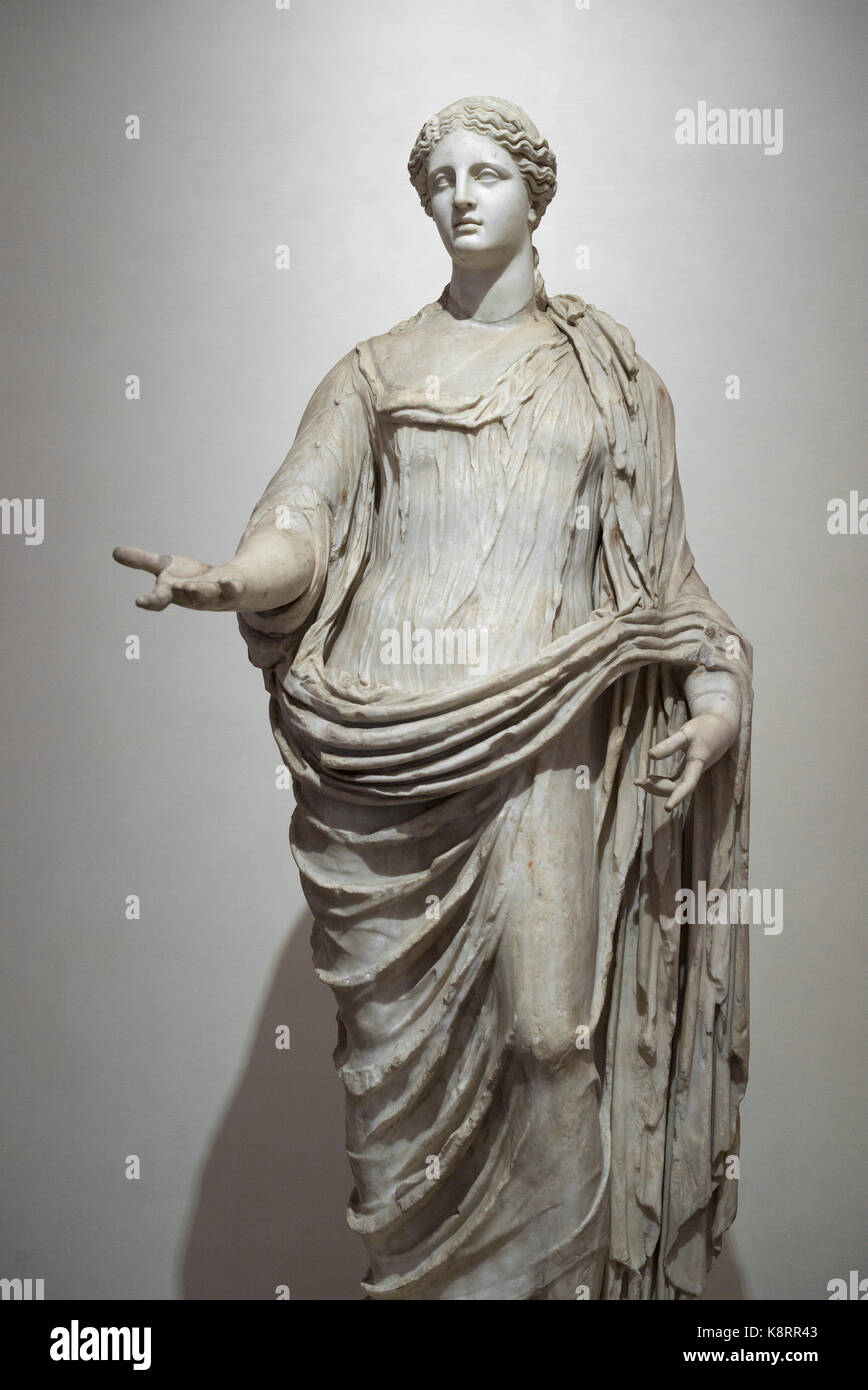 Roma. Italia. 2do siglo A.D. estatua de Deméter, la diosa de la cosecha, el pensamiento que se basa en un original griego del siglo 5 A.C. Palazzo Foto de stock