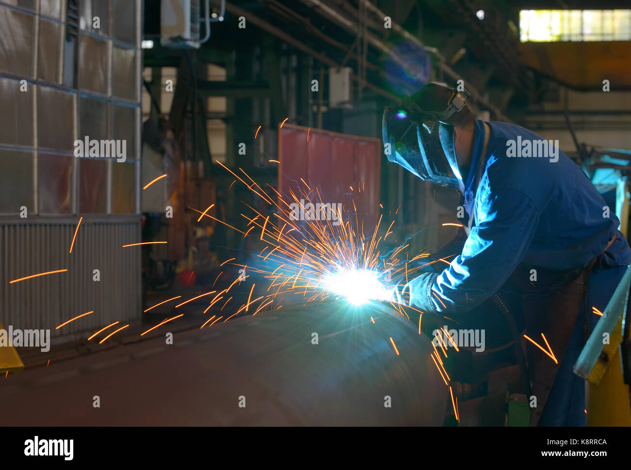 La soldadora realiza la soldadura del tubo de diámetro grande dentro de la  planta Fotografía de stock - Alamy