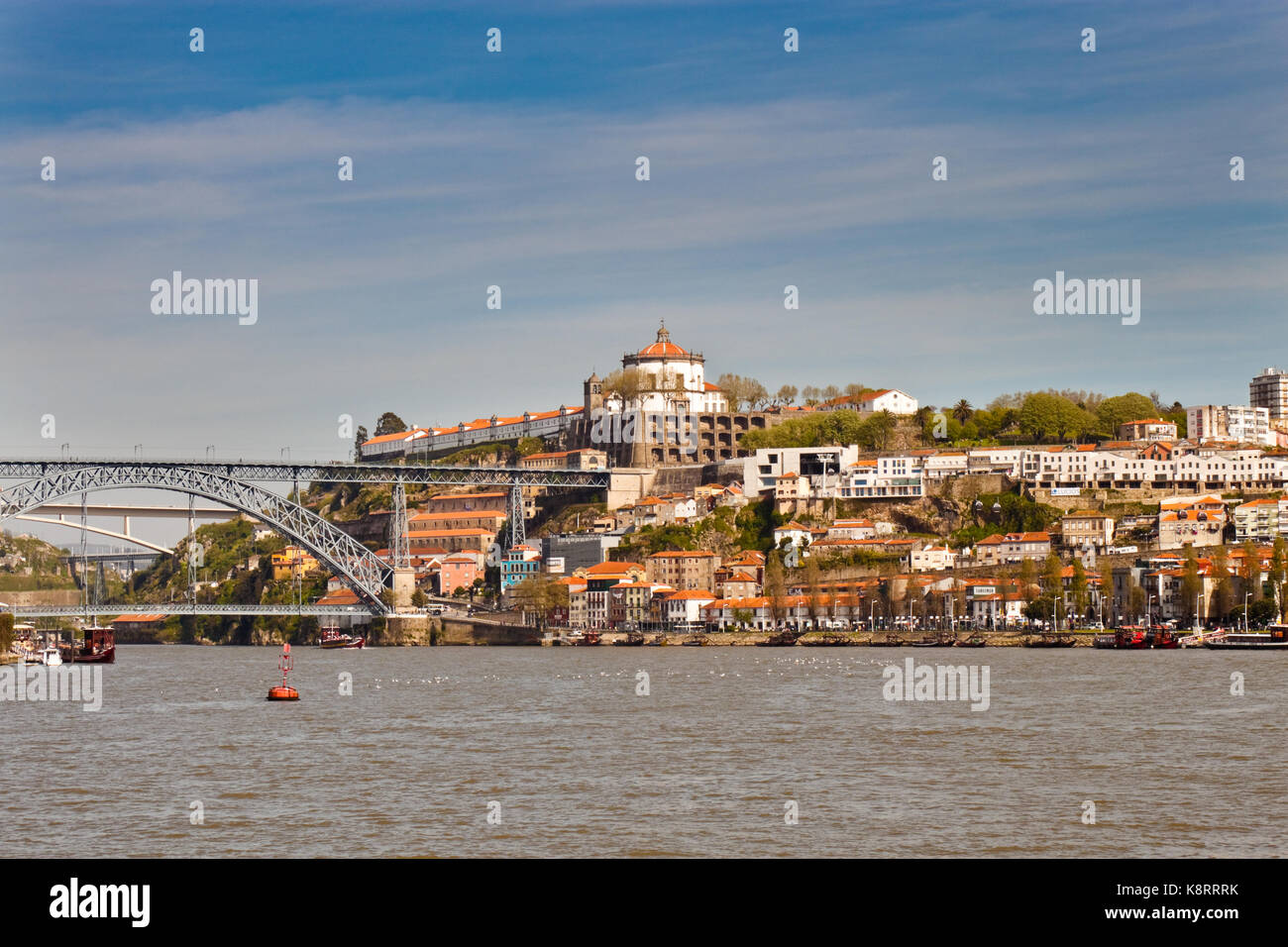 Vista de Vila Nova de Gaia, el puente Dom Luis y el monasterio de Serra do pilar sobre el río Douro. Foto de stock