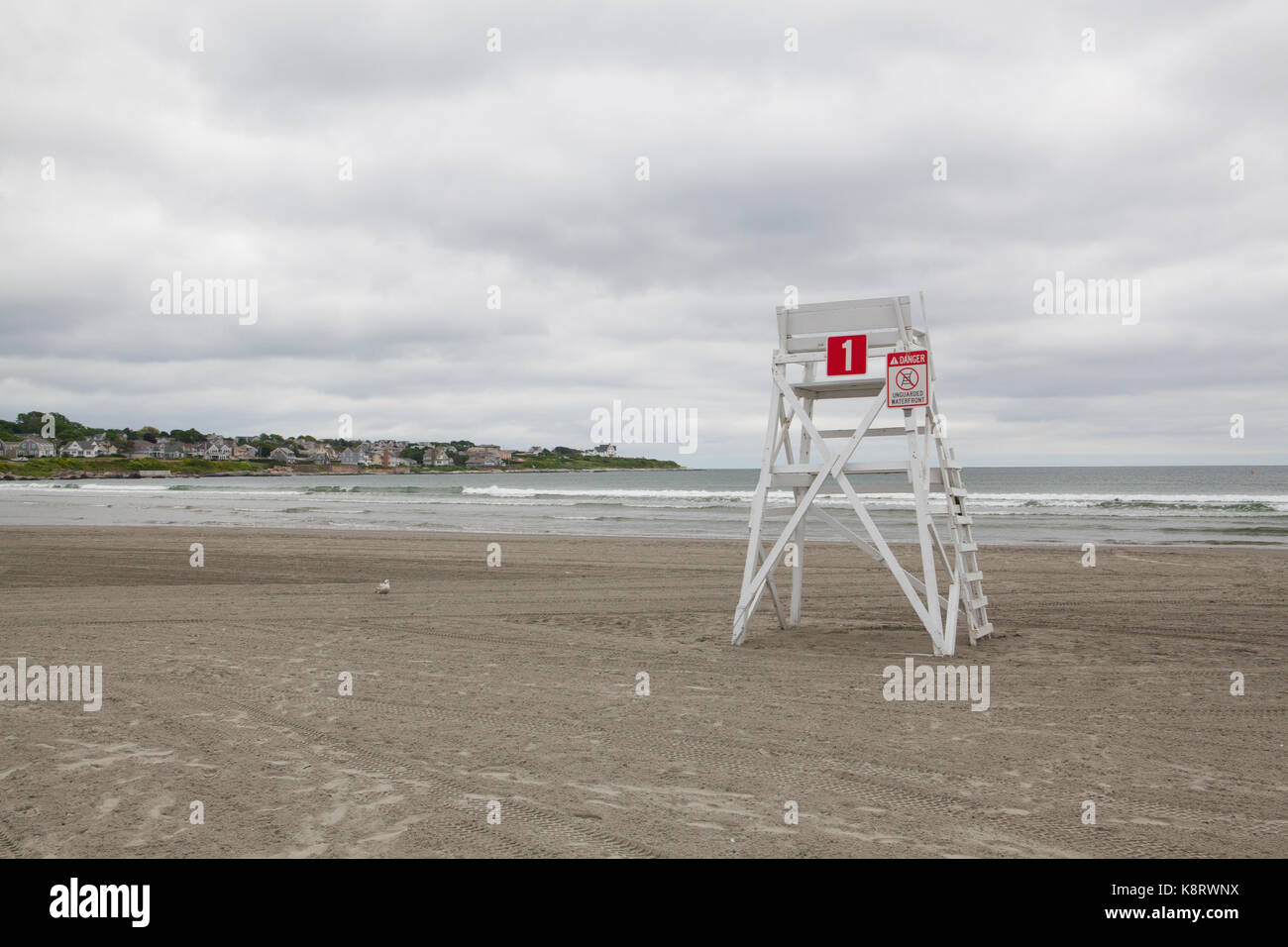 Atalaya en la playa vacía en Middletown, condado de Newport, Rhode Island, EE.UU. Foto de stock