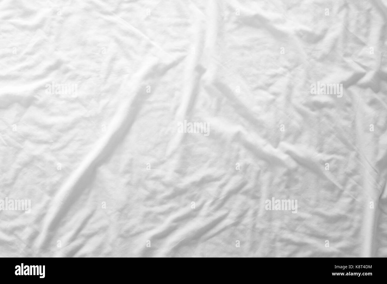 Vista superior de la ropa de cama se deshacen de hojas o tela blanca arruga  textura del fondo Fotografía de stock - Alamy