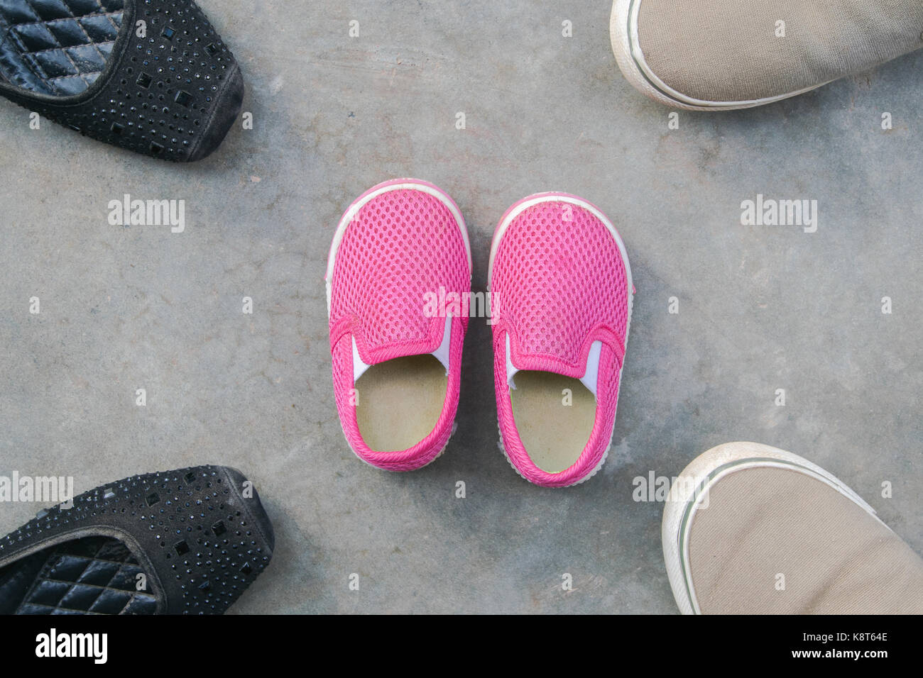 Padre madre hijo e hija zapatos en el piso, concepto de Fotografía de stock Alamy