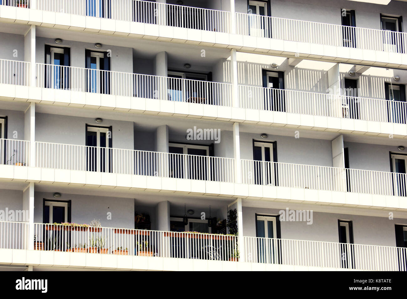 Apartamentos de lujo moderno del balcón, detalle, Milán Foto de stock