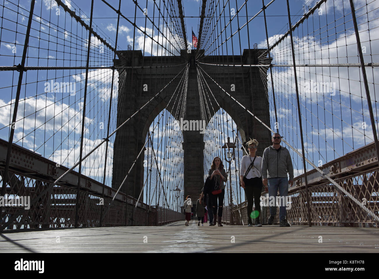 Nueva York, NY, Estados Unidos - 3 de mayo de 2017: Los gusanos ojos vista de gente caminando a Manhattan cruzando el puente de Brooklyn en un día soleado Foto de stock